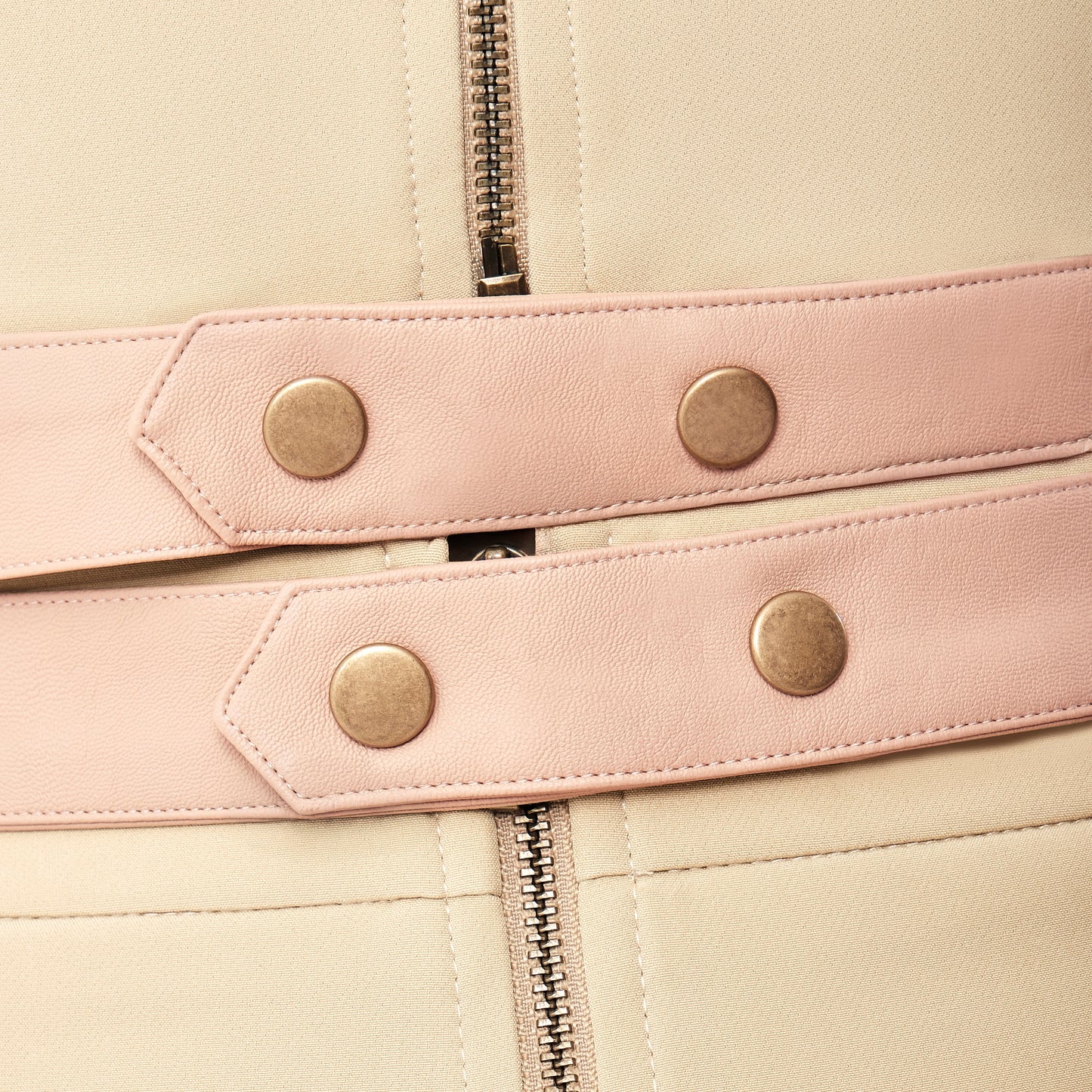 FlyandFall beige leather belt detail with gold hardware, structured design and refined craftsmanship in beige tone.